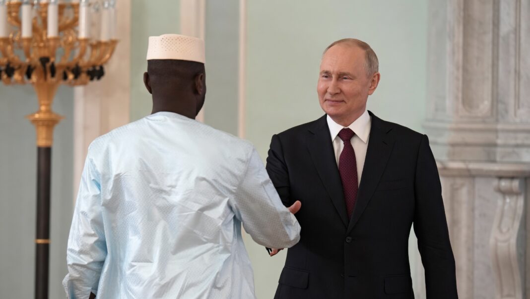 Vladimir Poutine, président de la Russie, et Assimi Goïta, président du Mali, lors d’une rencontre bilatérale
