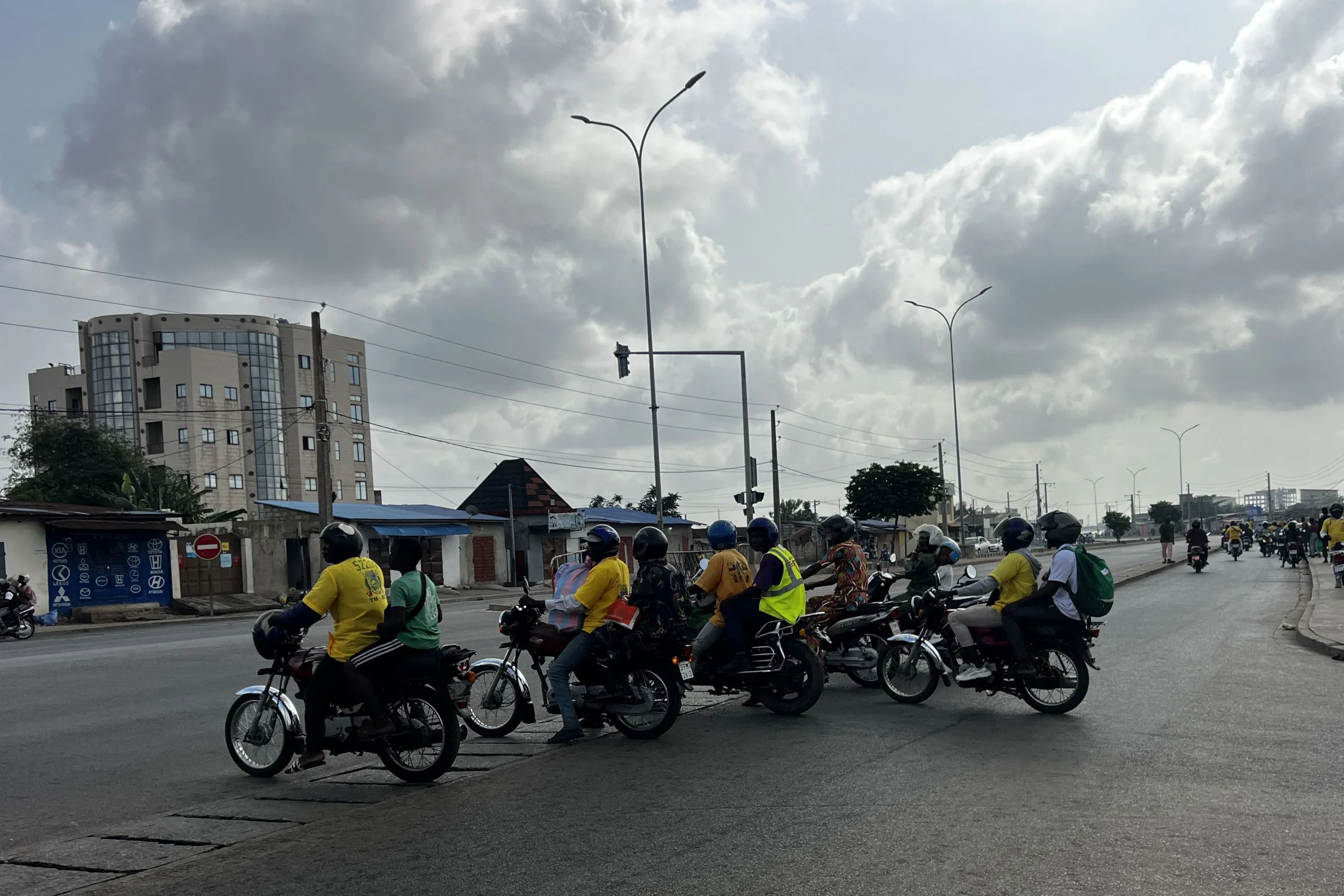 Motos-taxis circulant dans un carrefour animé de Cotonou, alors que des rumeurs de coup d’État circulent dans le pays