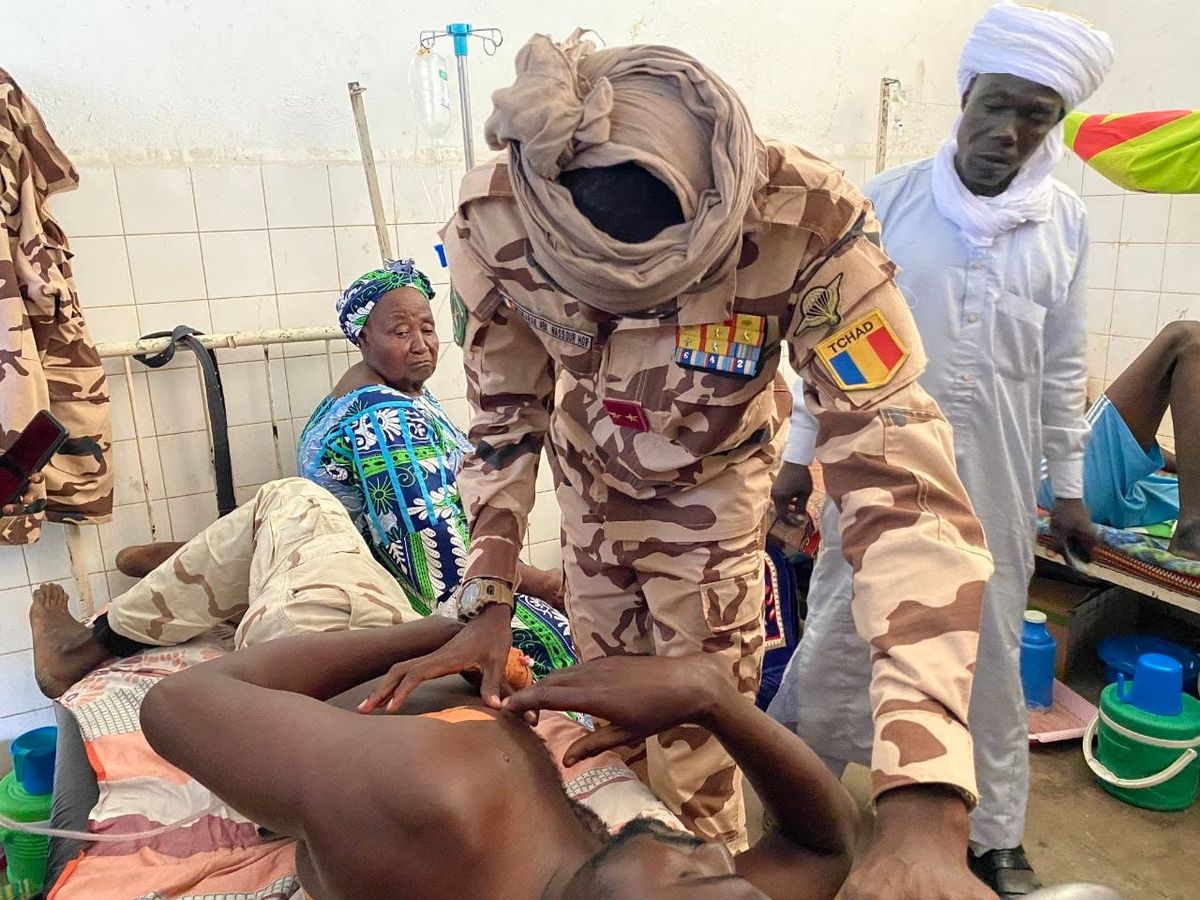Le général Moubarak Abakar Nassour Hor en visite auprès des soldats blessés de Korbol