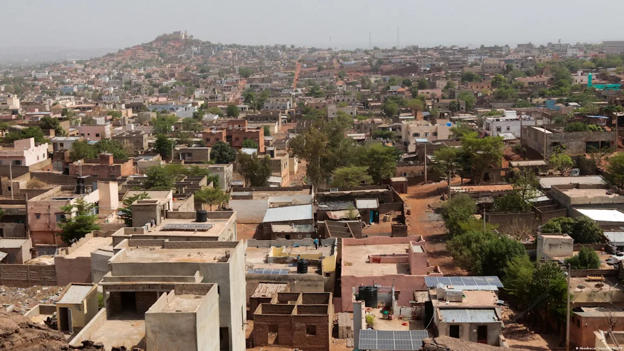 Camions incendiés sur une route du Mali bloquée par des djihadistes