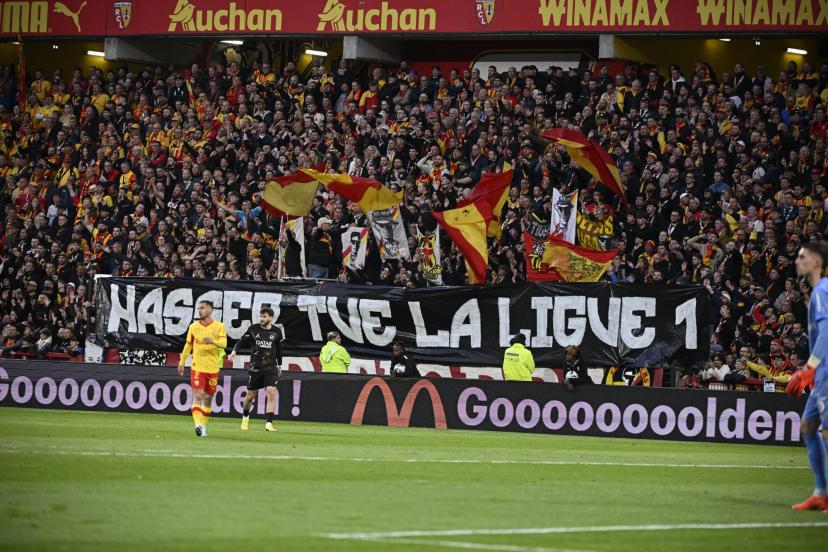 Banderole déployée par les supporters du RC Lens avec l'inscription 'Nasser tue la Ligue 1'