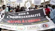 Des manifestants brandissent une pancarte sur laquelle on peut lire \