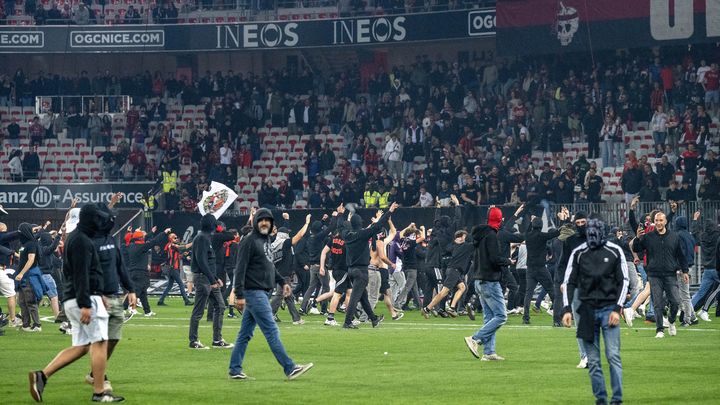 Les supporters de Nice ont envahi la pelouse de l'Allianz Riviera, à l'issue du dernier match de la saison, entre Niçois et Messins, le 17 mai 2026. (MIGUEL MEDINA / AFP)