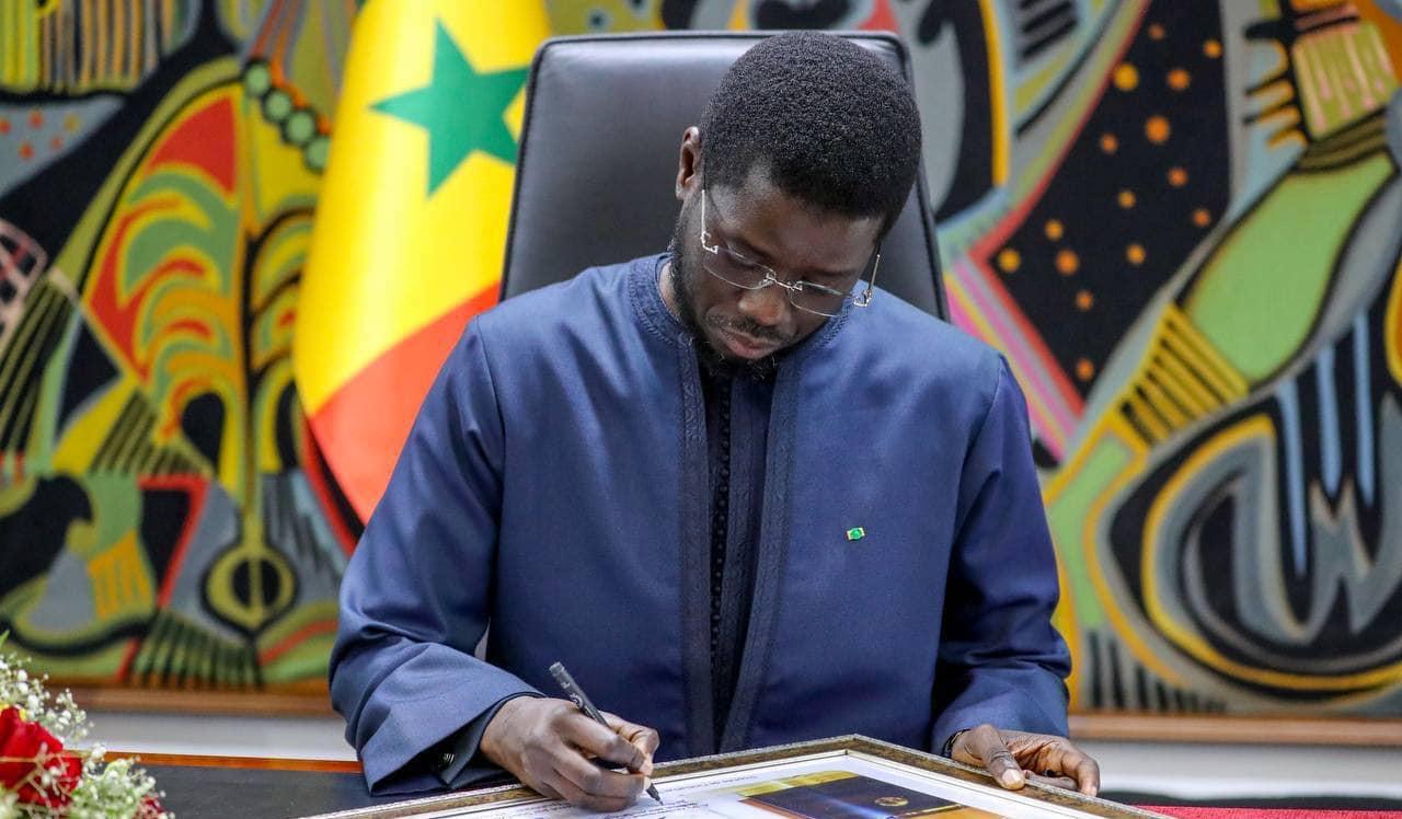 Dernière minute : Le président Bassirou Diomaye nomme le général de Brigade Aérienne Pape Cissé 1 (Dé)baptiser les rues : un acte aux enjeux multiples (Par Oumar Ba)