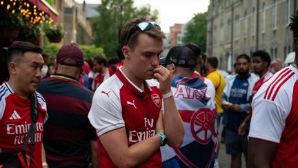 Le déception des supporters d'Arsenal, à Londres, après la défaite en finale de la Ligue des champions, le 30 mai 2026, face au PSG.