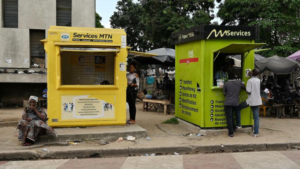 Une cabine de mobile money dans le quartier Angré Château à Abidjan, Côte d'Ivoire.