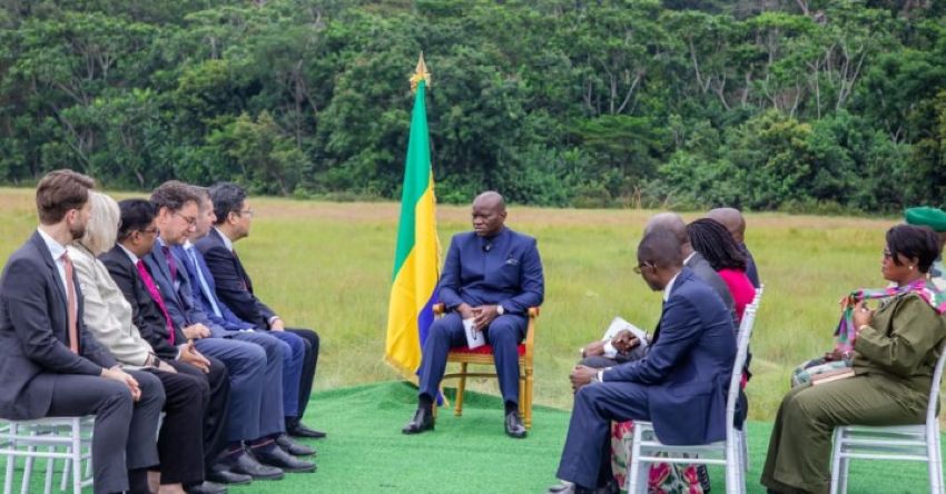 Diplomates réunis autour du président gabonais à Kobe-Kobe