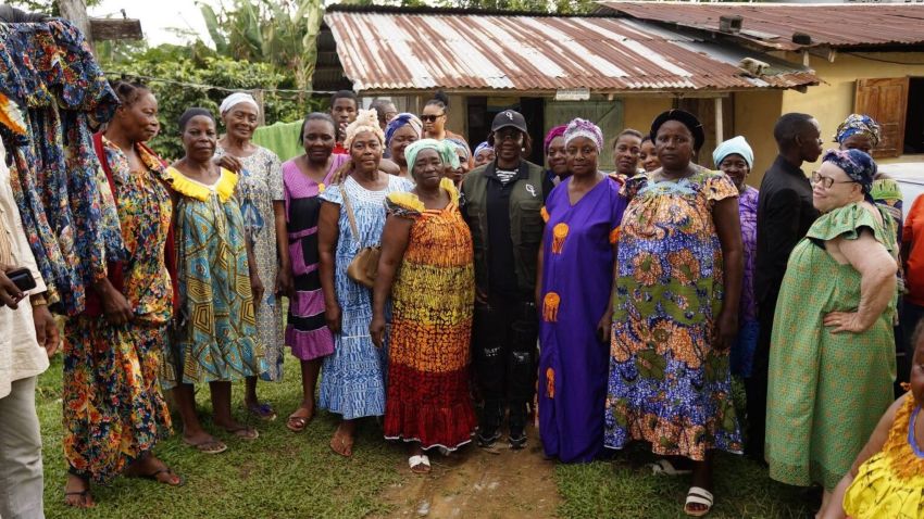La ministre Marcelle Ibinga entourée de femmes locales dans la province du Woléu-Ntem