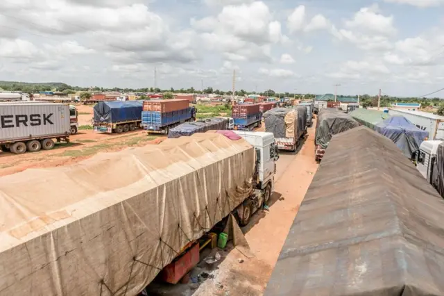 File de camions bloqués à Malanville, frontière Bénin-Niger