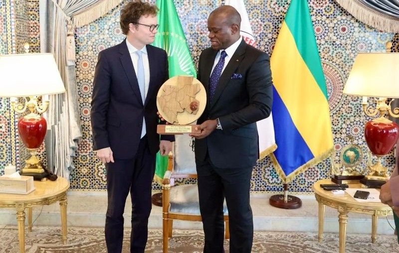 Le président Oligui Nguema et l'ambassadeur britannique Simon Day en discussion