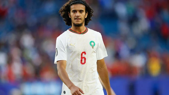 Ayyoub Bouaddi, milieu de terrain du LOSC Lille, en action