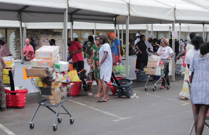 Étalage d'un méga-marché organisé par la centrale d'achat au Gabon