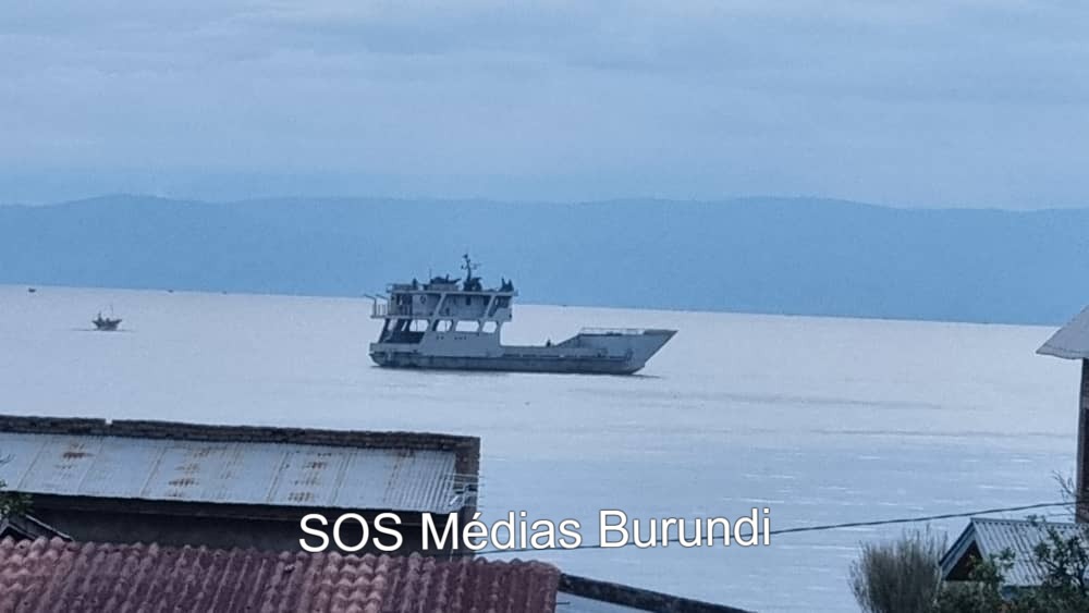 Navire militaire burundais sur le lac Tanganyika avec des soldats de la FDNB