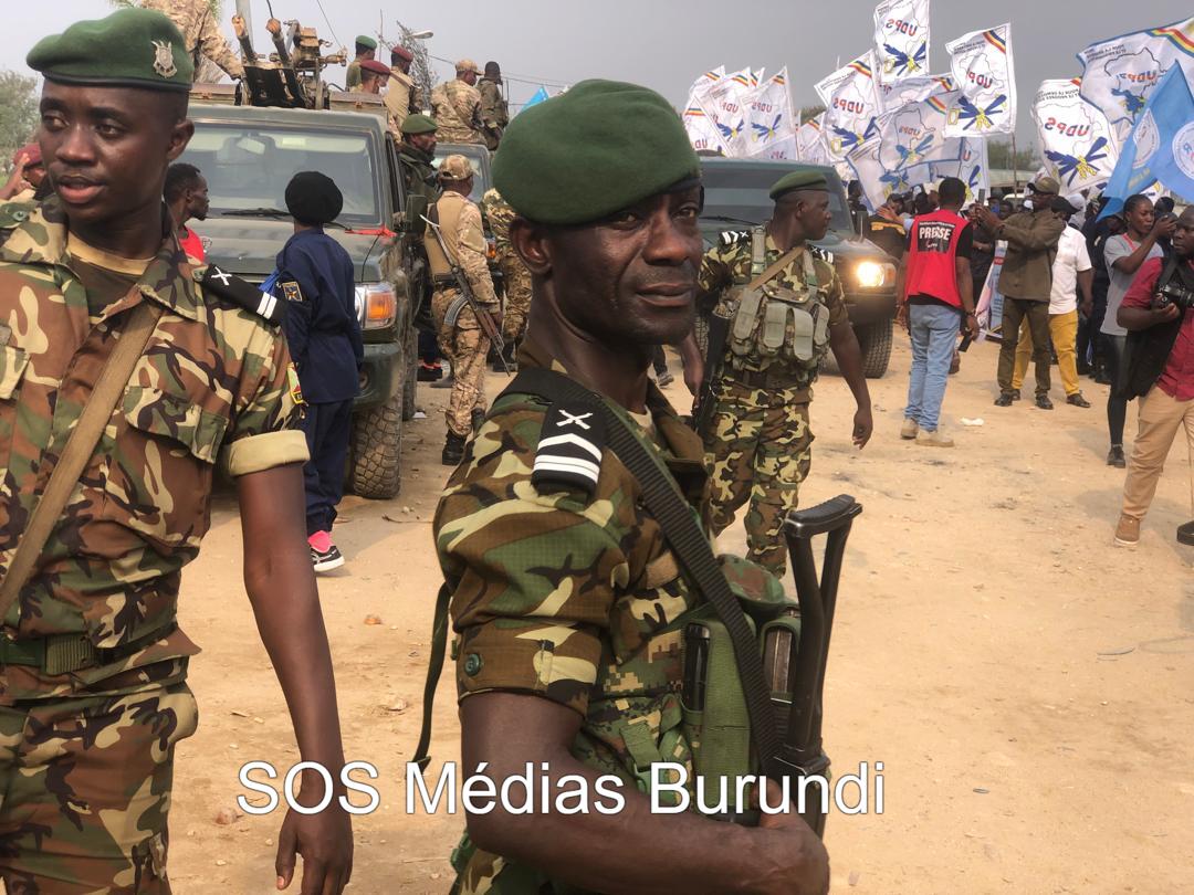 Deux militaires burundais lors d'une opération de sécurisation dans le Sud-Kivu