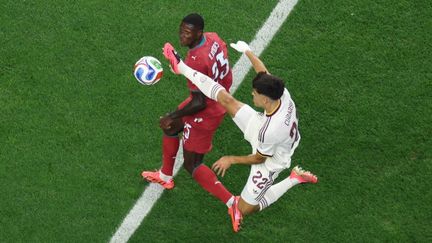 Le latéral portugais Nuno Mendes à la lutte avec un joueur espagnol lors du choc ibérique en 8e de finale de la Coupe du monde 2026