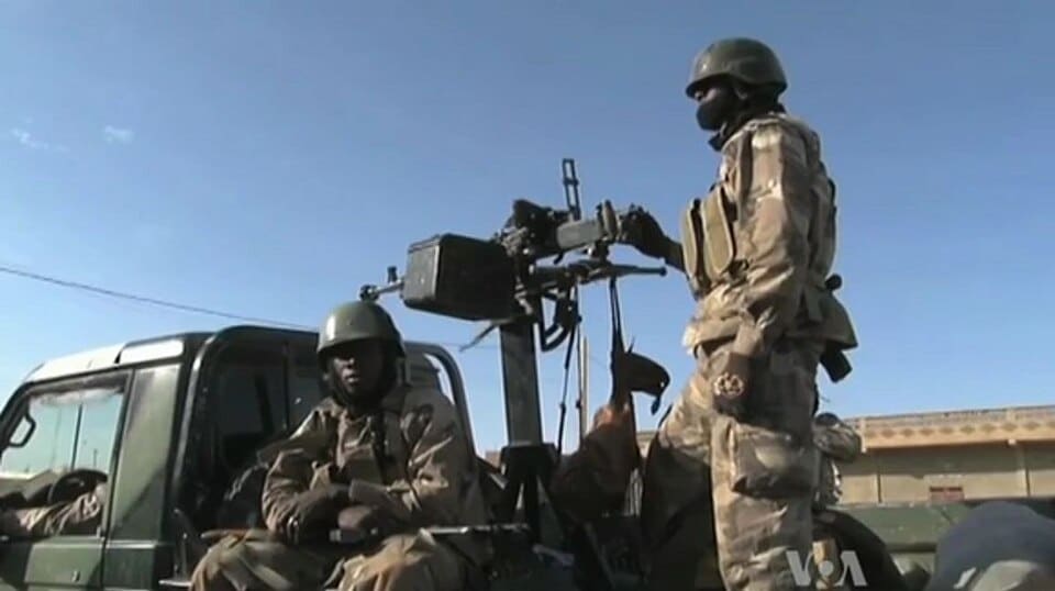 Soldats de l’armée malienne en patrouille