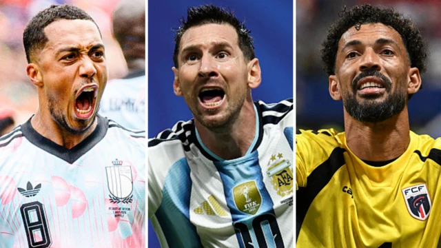 Le Belge Youri Tielemans, l'Argentin Lionel Messi et le gardien capverdien Vozinha célébrant des exploits sur le terrain.