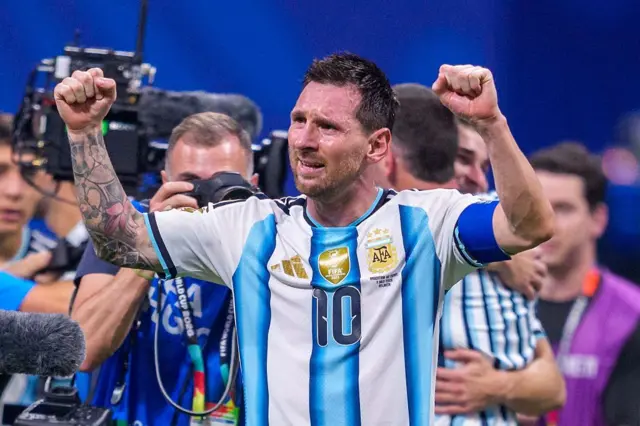 Lionel Messi célébrant une victoire avec l'Argentine lors d'un match à élimination directe.