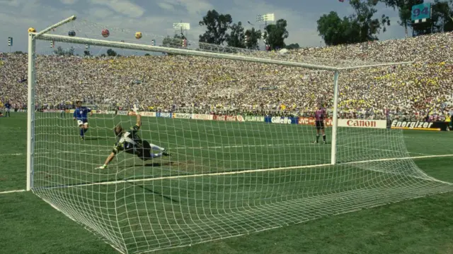 Un moment décisif d'un match de Coupe du monde avec un joueur en action.