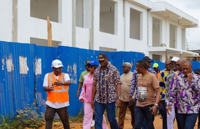 Le président gabonais Brice Clotaire Oligui Nguema visitant un chantier dans la province du Woleu-Ntem