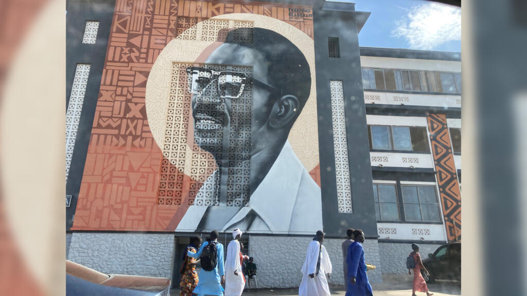 Une fresque murale représentant Cheikh Anta Diop, symbole de son héritage à l’université qui porte son nom.