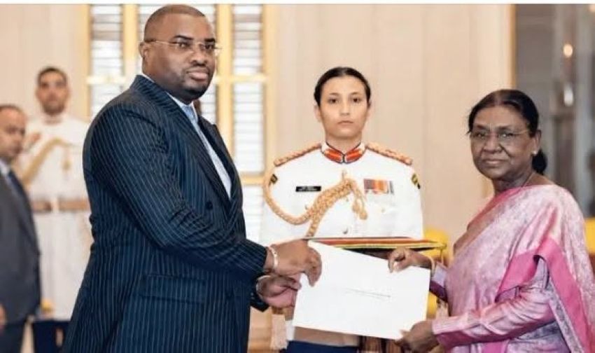 ambassadeur gabonais présentant ses lettres de créance à la présidente indienne