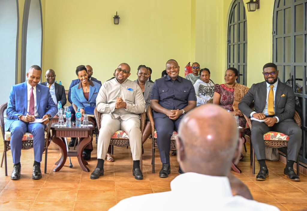 Rencontre entre Floribert Anzuluni Isiloketshi et Yoweri Museveni