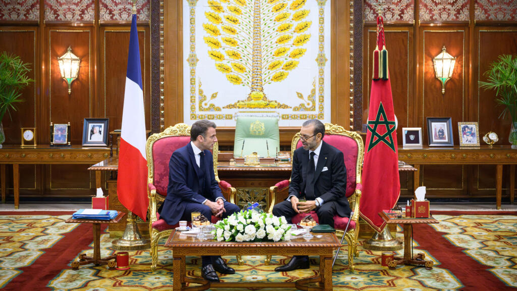 Accueil du président français Emmanuel Macron par le roi marocain Mohammed VI à Rabat en octobre 2024