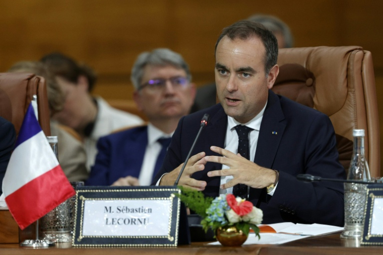Sébastien Lecornu s’exprime lors d’une séance plénière avec des ministres marocains