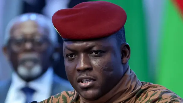 Portrait du capitaine Ibrahim Traoré en uniforme militaire beige et béret rouge