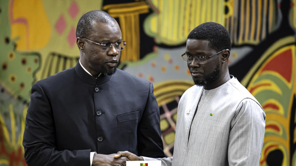 Ousmane Sonko (à gauche), ancien Premier ministre sénégalais, et Bassirou Diomaye Faye (à droite), président du Sénégal, réunis au palais présidentiel de Dakar le 16 octobre 2025.