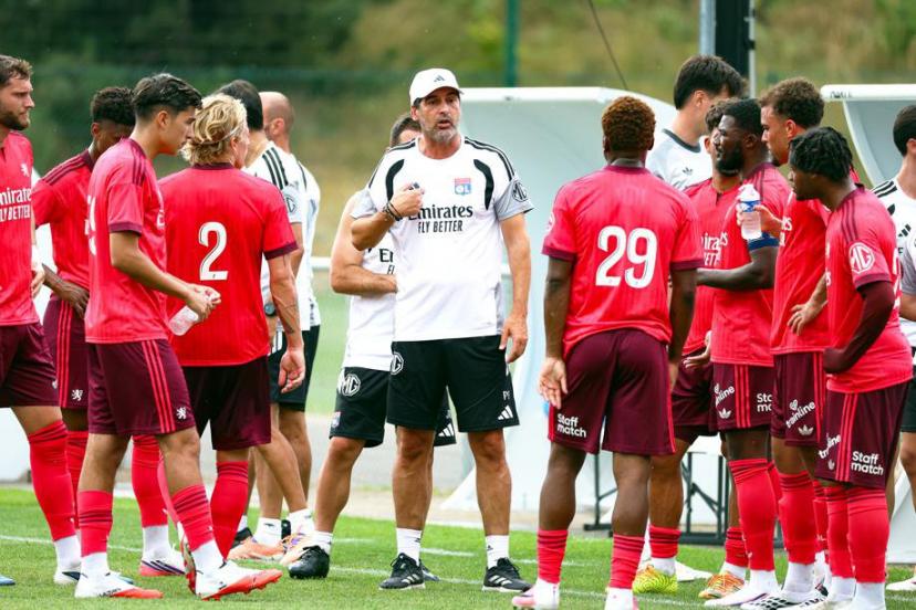 Paulo Fonseca entouré de ses joueurs lors d'un match amical contre le FC Saint-Gall