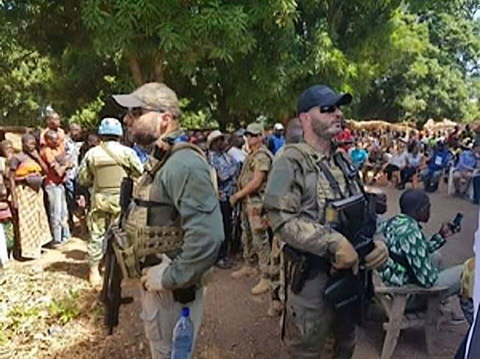 Un journaliste centrafricain, Ephrem Yalike-Ngonzo, continue de se cacher en France avec sa famille après le refus de sa demande d'asile.