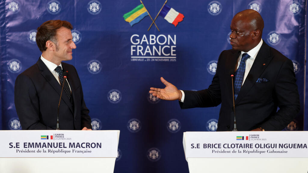 Rencontre entre les présidents gabonais et français, Emmanuel Macron et Brice Oligui Nguema, lors d'une conférence de presse commune à Libreville en novembre 2025