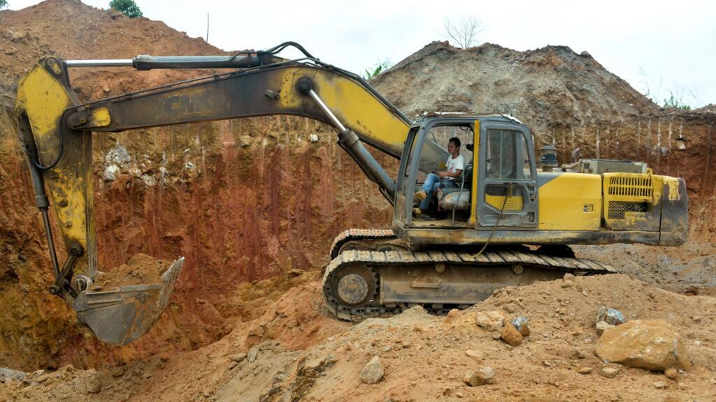 Un bulldozer d'une société minière chinoise sur un site d'exploitation d'or à Betare Oya, Cameroun, en 2018.