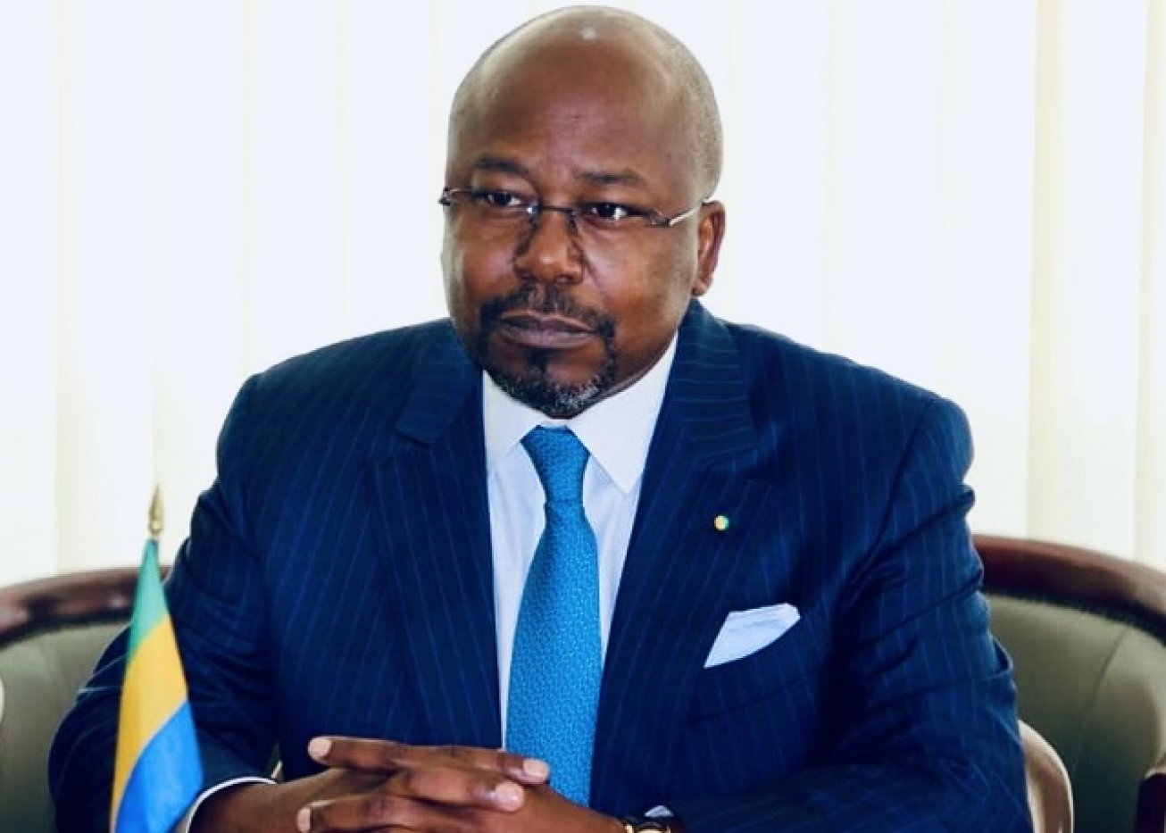 Portrait d'Alain Claude Bilie By Nze en costume, lors d'une intervention publique