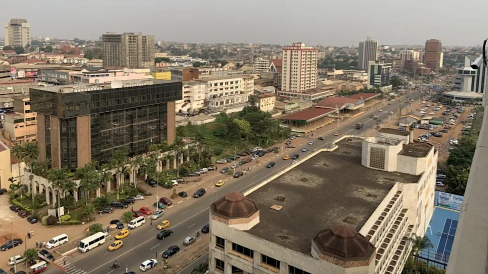 Caméraman réalisant un reportage sur le recensement au Cameroun