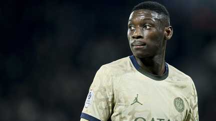 Randal Kolo Muani sous le maillot du PSG lors d'un match de Ligue 1 face au Stade Brestois, en janvier 2024.