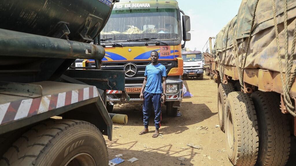 Des camions en attente sur le corridor routier Douala-Bangui, un axe économique vital pour la région.