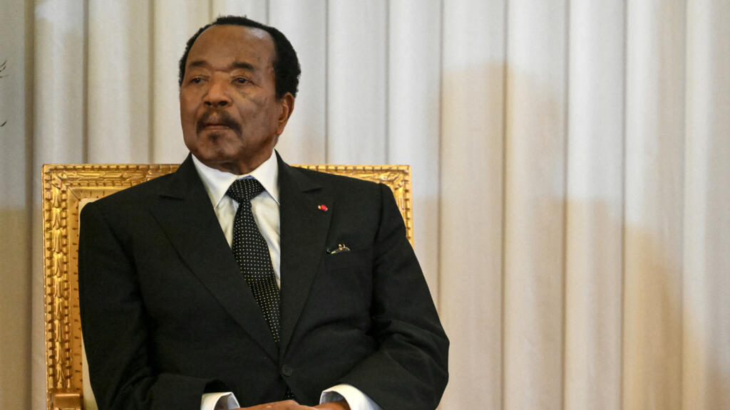 Le président camerounais Paul Biya observe le pape Léon XIV prononcer un discours lors d'un voyage apostolique à Yaoundé en avril 2026