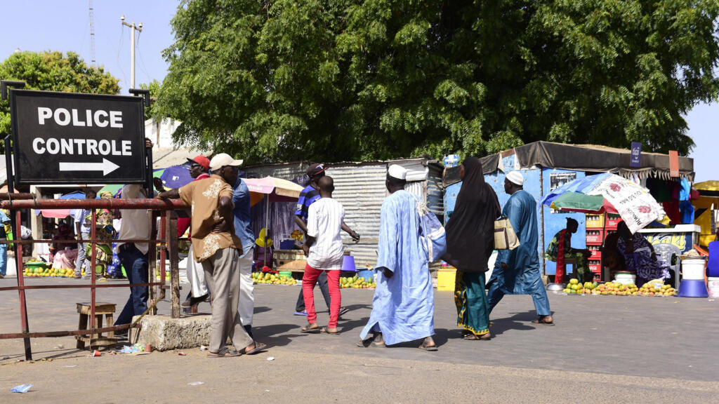 A Karang, au Sénégal, le 10 mai 2016, des voyageurs passent le contrôle de police pour se rendre en Gambie.