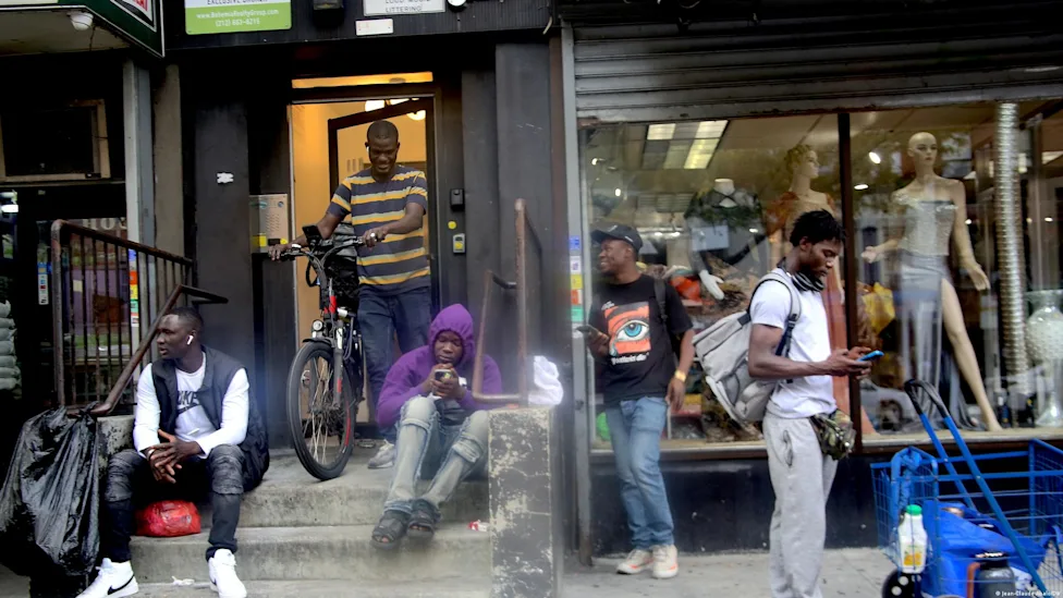 Avocat et migrants expulsés discutant de leur recours judiciaire