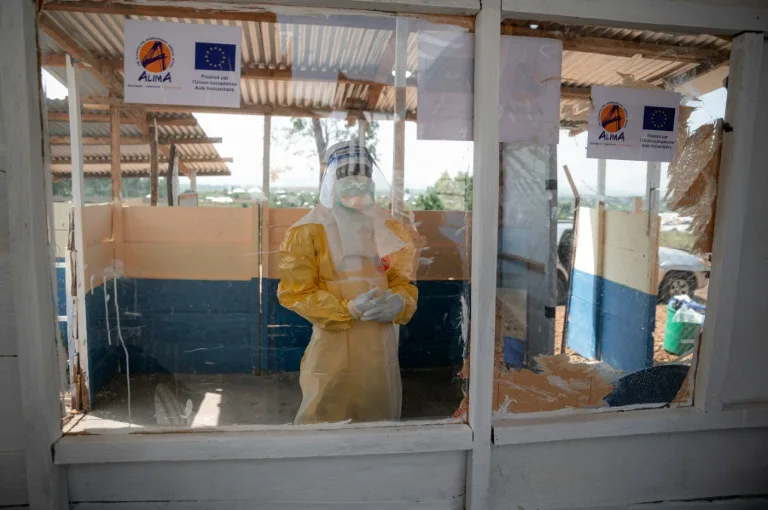 Soignant en tenue de protection contre Ebola en République démocratique du Congo