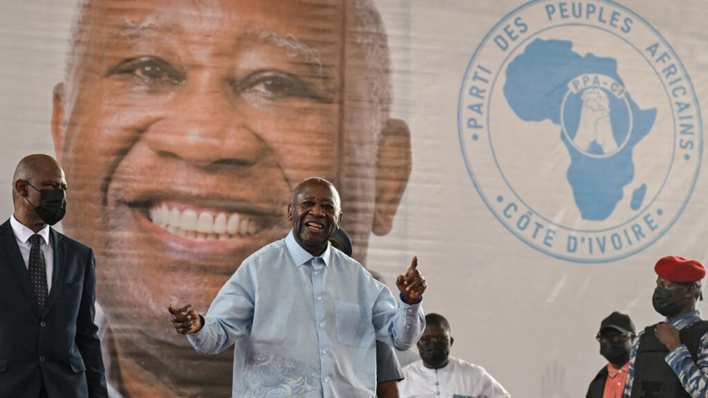 L'ancien président ivoirien et président du Parti populaire africain de Côte d'Ivoire (PPA-CI), Laurent Gbagbo (au centre), réagit lors de la cérémonie de clôture du premier congrès de son parti, à Abidjan, le 15 mai 2026.