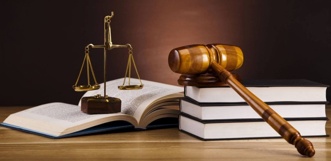 Illustration de la justice avec une balance et un livre de lois