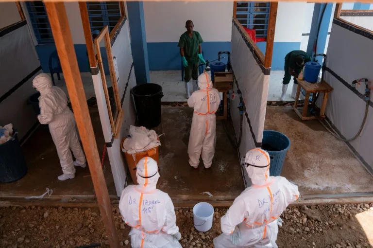 Infirmière en combinaison de protection contre Ebola en RDC