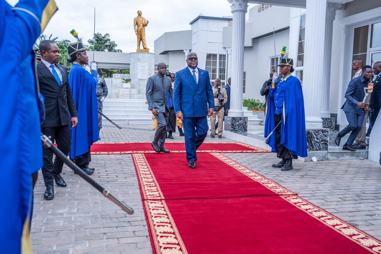 Le président congolais Félix-Antoine Tshisekedi Tshilombo et son homologue gabonais Brice Clotaire Oligui Nguema lors d’un échange à Libreville