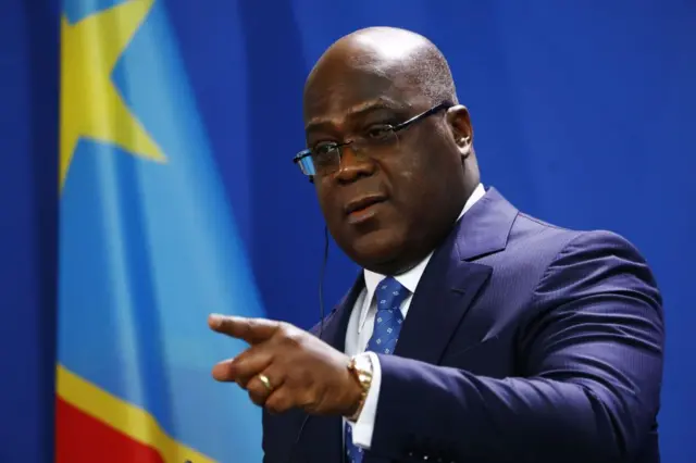Félix Thisekedi regardant et pointant du doigt son audience